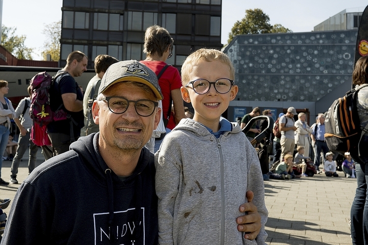 Alexander Odermatt mit David waren schon am Mittwoch im Museum. Alexander Odermatt (links) und David waren schon am Mittwoch im Museum. Für sie
war die Landung der Swiss Parawings im Verkehrshaus am Freitag sehr eindrücklich.