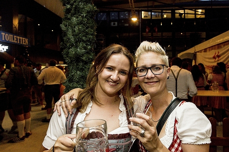 Von links: Michele Benguerel, Anja Reich und Lucy Müller haben am Schiessstand gewonnen und Geschenk «Fridolin» getauft.