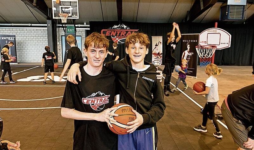 Yonah Kunz (links) und Aymeric Michel spielen U14 interregional und wollen Basketball in der Zentralschweiz bekannt machen.