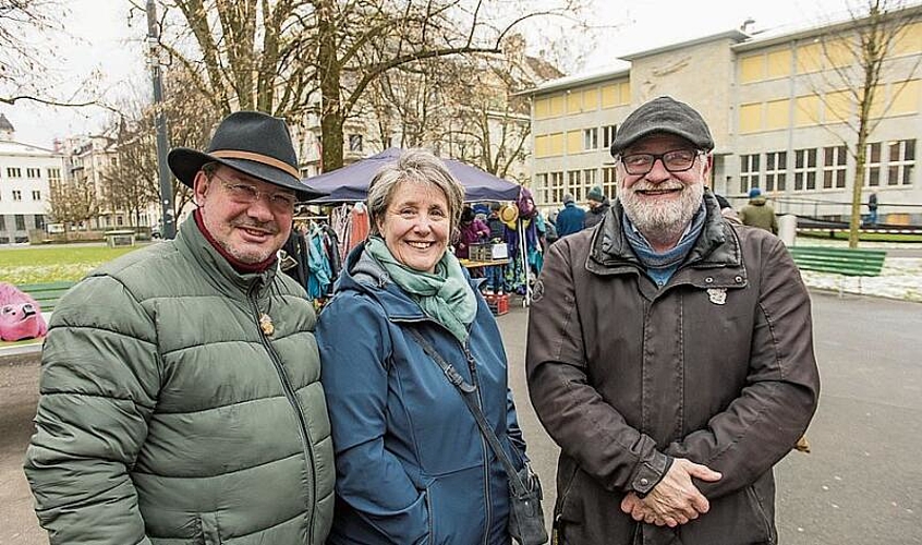 Von links: Stefan und Ursi Egli mit Beat Niederberger hoffen, dass der Flohmarkt nächstes Jahr auch wieder stattfindet.