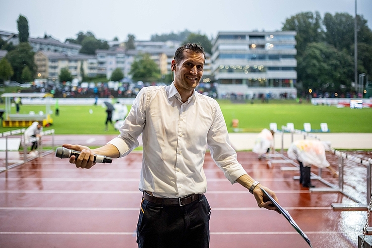 Alex Hochueli kommentierte den verregneten Event vom Feld aus – pflotschnass, aber mit einem grossen Smile.