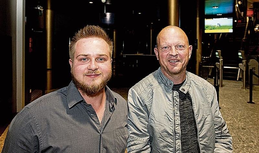 Steven Bader (l.) und Marcel Fröhlich. Marcel kennt die Fliegerei aus der Modellbau-Flugszene. «Der Film war gut gemacht inklusive der Szenen aus der Vorgängerversion», meinte er.