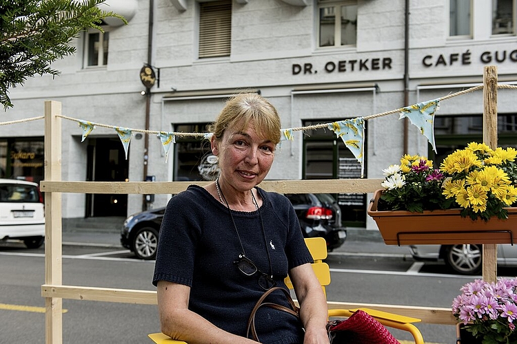 Gudula Metzel (links), mit der Regionalverantwortlichen Edith Rey und dem neuen Pfarrer Dr. Wieslaw Reglinski. Ana Meier war erstaunt, dass man hier absitzen darf. Sie meinte zuerst, dieser Platz gehöre zu einem Restaurant.