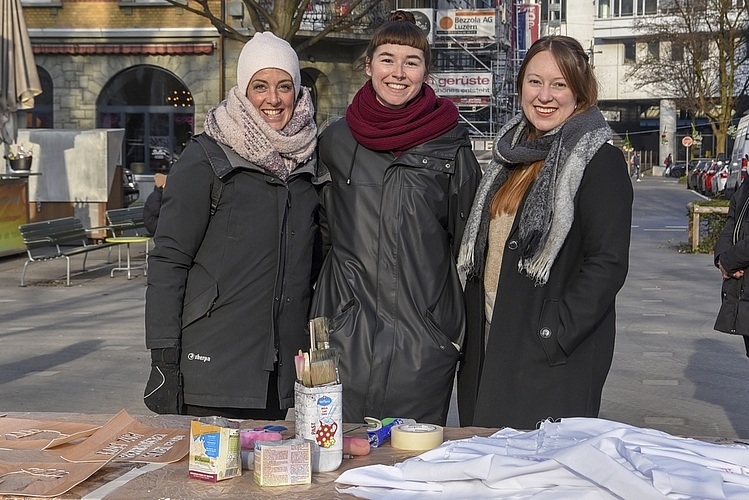 Bei (von links) Linda Schenker, Sabrina Küttel und Francesca Erni konnten die Besucher:innen Transparente für den Frauenstreik am 14. Juni 2022 bemalen.
