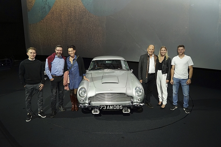 Von links: Nicola Marti, Dominic und Sibylle Senn, Rolf und Nadine Zeller sowie Fabian Tellenbach. Die legendären Autos wurden von Oldtimertechnik Rolf Zeller zur Verfügung gestellt.