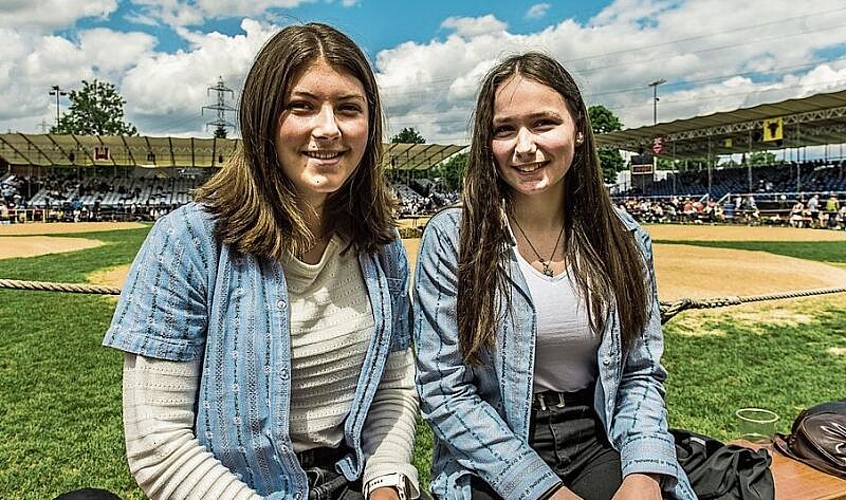 Eveline Stöckli (links) und Melanie Bucher hatten zufällig Tickets für die erste Reihe erhalten und feuerten einen Schulkollegen im Ring an.