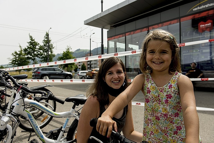 Die Grösse und die Farbe Orange hatten Vanessa fürs neue Velo begeistert. Danach musste sie nur noch ihre Mutter Manuela Zurkirchen überzeugen.