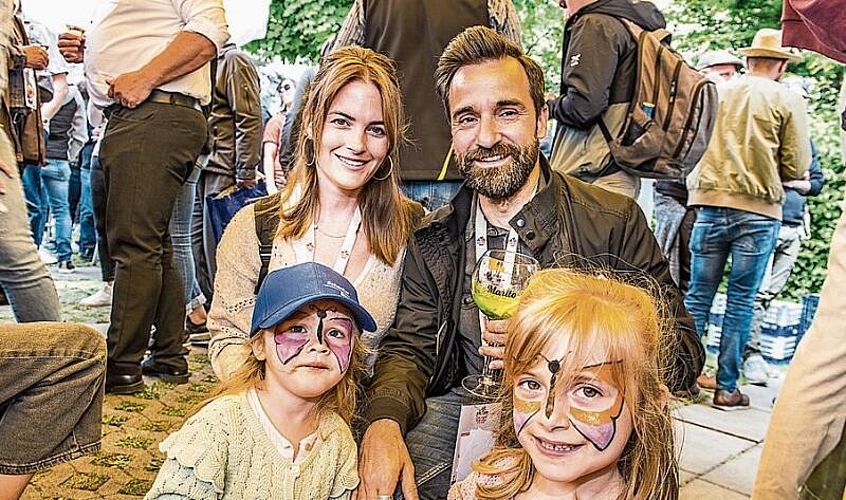 Es war der erste Besuch an einem Schwingfest. Yvonne und João Coelho, APG|SGA, Aussenwerbung, mit ihren Kindern Amalia (links) und Melina.