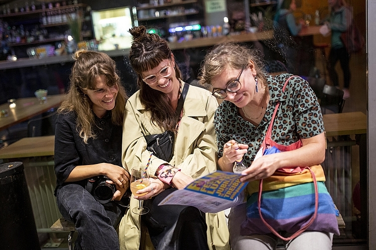 Bei der alljährlichen Inspektion des Festivalprogramms angetroffen: (von links) Lamija Beciragic, Sophia Gerharz und Claudia Berg.