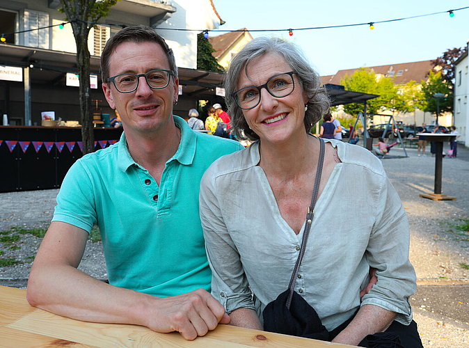 Sie wohnen am Waldrand und schätzen die Lebensqualität im Quartier: Judith und Christoph Isenegger.