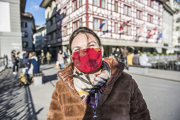 Mit Stolz trägt Bea Kutter einen Prototyp einer Stoffmaske, aus exklusivem Stoff gefertigt, von der Luzerner Hutmacherei Caroline Felber.