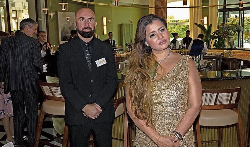 Viel gehört am Eröffnungstag: «Wer ist die Dame?» Es ist Sudha Krishna Reddy, Philanthropin und Kunstliebhaberin, mit Bodyguard Tefik Bajrami, Boxweltmeister WBU 2017.
