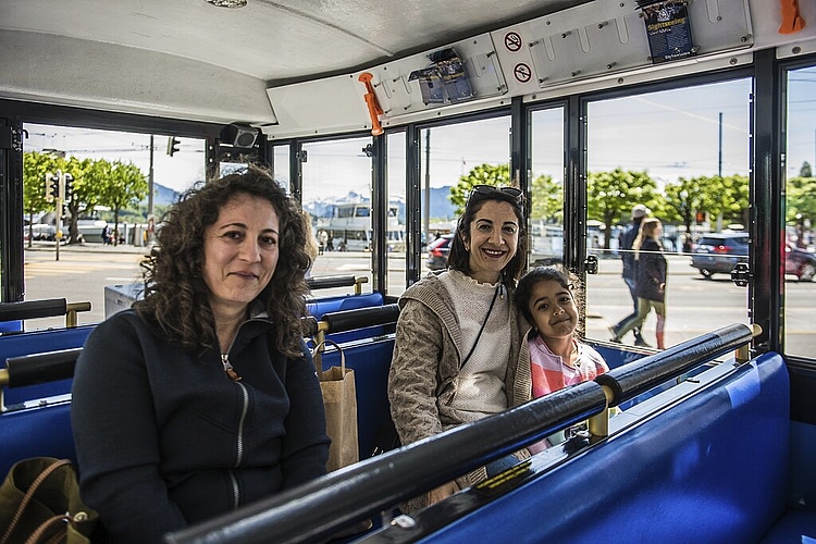 Zehra Kugler (l.), Arzu (Mitte) und Lilli (r.) Gomes sind frisch nach Luzern umgezogen. Lilli freute sich, die Stadt zu sehen, ohne laufen zu müssen.