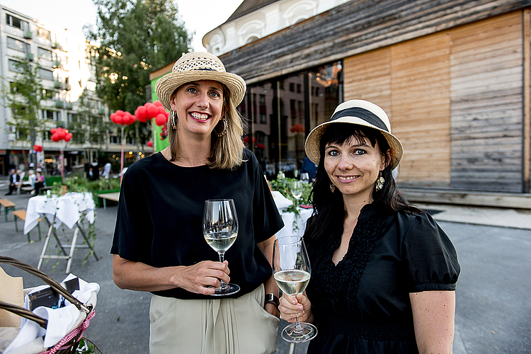 Antonia Reinhard und Verena Randall vom Kulturprozent Migros finden die Idee mit dem Picknick gelungen.