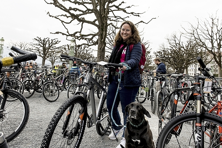 Tora Kellner wird mit ihrem Hund Pip und dem neuen Fahrrad unterwegs sein.