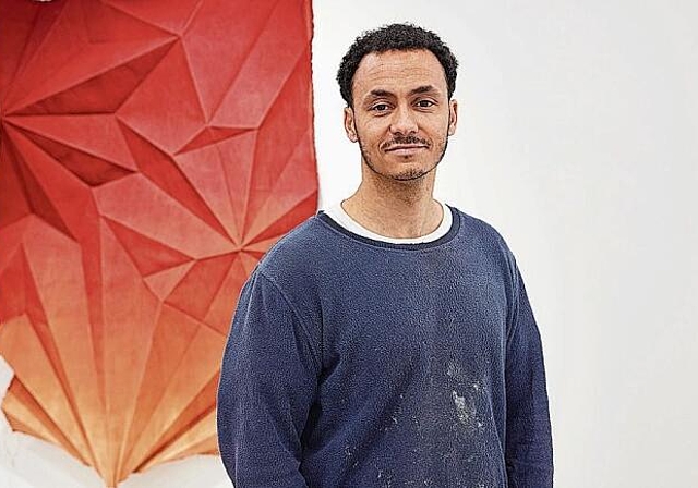Sipho Mabona mit einem für den Gletschergarten hergestellten Werk.