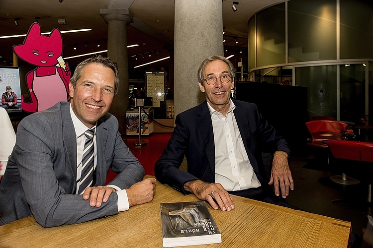 «Die Geschichte des Denkmals soll an die nächste Generation weitergegeben werden», meinte alt Stadtrat Ruedi Meier (r.) und Simon Rimle, Leiter Kommunikation Stadt Luzern.