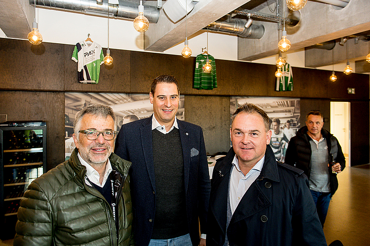 Marco Sieber, FC Luzern, Romeo Steffen und Geri Bachmann, Beraterhaus AG (von links), fachsimpeln über die Chancen, ob noch ein Sieg möglich wäre.