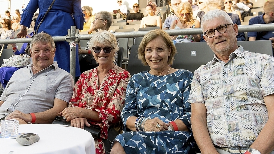 Von links: Dominik Bolliger und Barbara Jung, beide Emil Manser Von links: Dominik Bolliger und Barbara Jung, beide Emil-Manser-Fans, und Ruth und Toni Miotti. Sie lobten neben der Aufführung das schöne Wetter.
