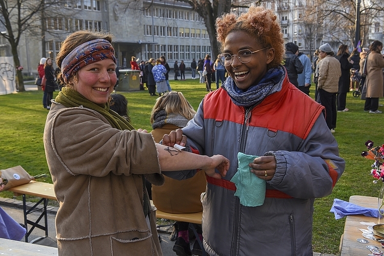 Jane Jaggi (rechts) bereitete Lea Frey (links) eine Freude mit einem grossartigen Klebetattoo.