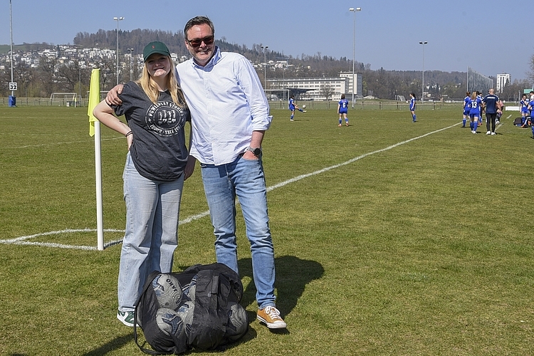 Tessa und Dominik Schwerzmann waren am letzten Sonntag auf der Allmend, um Tessas Zwillingsschwestern anzufeuern.