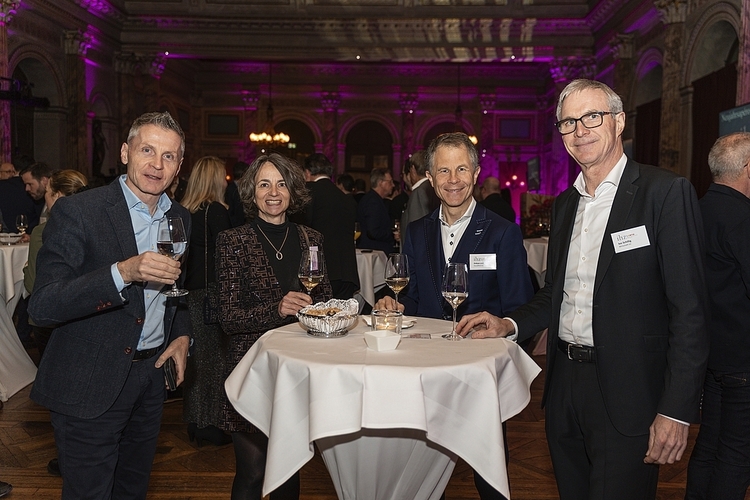 Von links: Nico Cozzolino, Verlingue AG, Kriens, Wanda Federici und Hakan Erci, Causa Med AG, Stans, und Ivo Schillig, Wirtschaft Uri, freuen sich auf spannende Begegnungen.