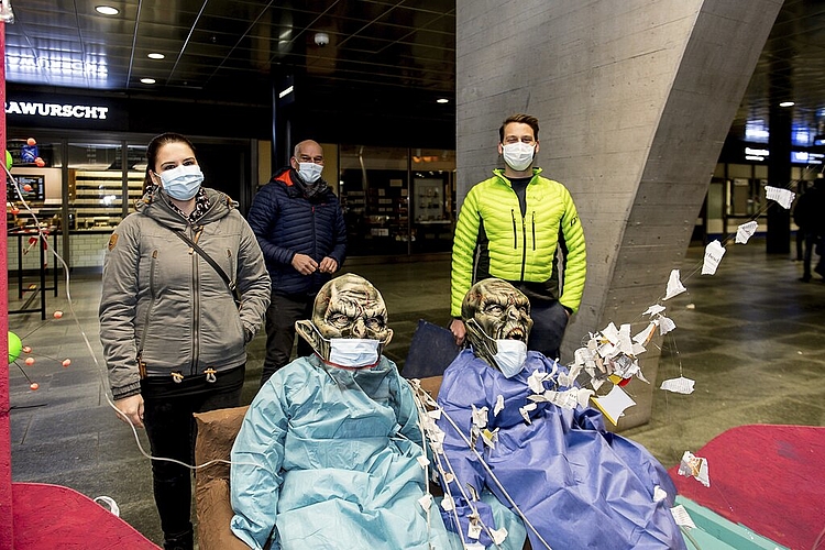 Das Fasnachtsvirus der Guuggenmusig Knokker aus Pfaffnau überrollt alles. Dabei waren Vinzenz van den Berg, Philipp Scheidegger, Pascal Erni, Silvan Hess und Maurice Widli (v. l.).