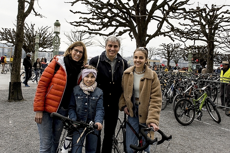Von links: Sonja Hermann Inan, Nuray, Cüneyd und Ayla Inan. Der Frühling bringt den Kindern ihr Wunschvelo.