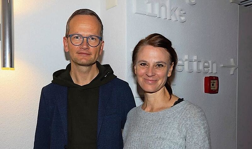 Philosoph Rayk Sprecher tritt mit «Stand Up» im Kleintheater auf, auf dem Foto mit dessen Co-Leiterin Judith Rohrbach.