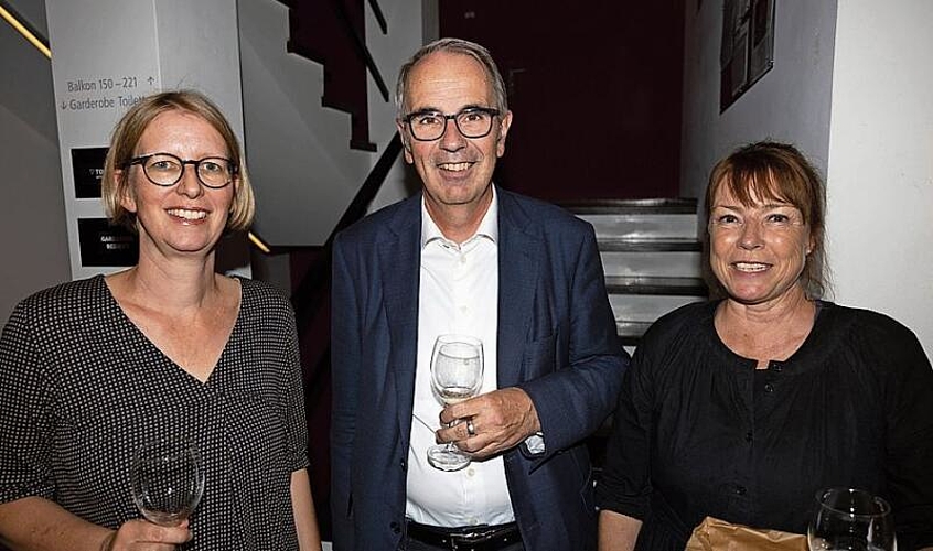 «Die machen das hervorragend!» Die Kleintheater-Leiterinnen bis 2014, Barbara Anderhub (links), und Pia Fassbind über ihre Nachfolgerinnen, zusammen mit Stapi Beat Züsli.