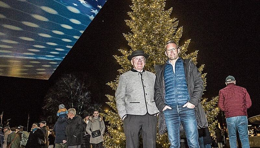Von links: Marco Castellaneta, Präsident Quartierverein Altstadt Luzern, Alexander Gonzalez, Geschäftsführer des Vereins Weihnachtsbeleuchtung Luzern, Stadträtin Franziska Bitzi und André Bachmann, Präsident des Vereins Weihnachtsbeleuchtung Luzern.