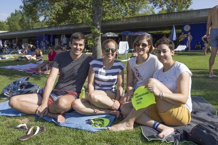 Andrea Erlacher (rechts) überredete eine Kolleg:innen-Schar zum Mitschwimmen: (v. l.) Pascal Bernhardt, Jasmin Hilpertshausen und Damaris Horisberger.