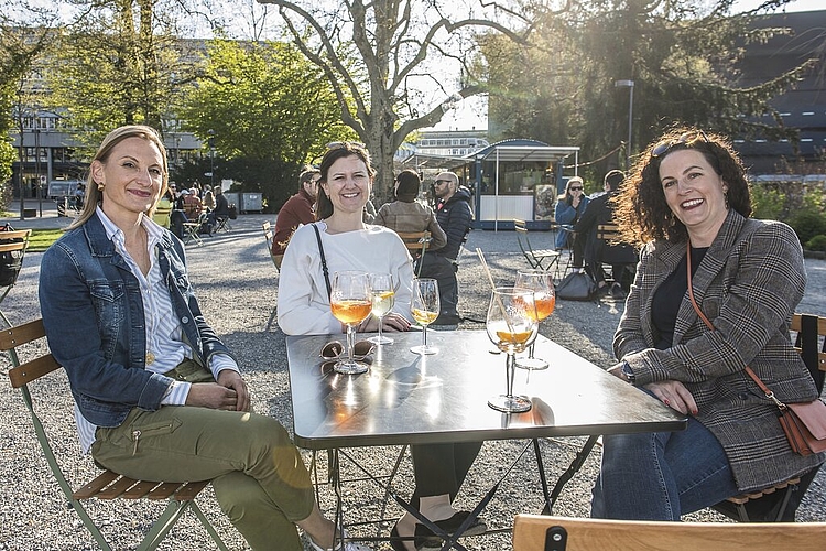 Die besten Freundinnen treffen sich in der Buvette Bar auf dem Inseli mit Marianne Hodel (l.), Andrea Hunkeler (m.) und Myriam Schärli und geniessen die Sonne und den See.