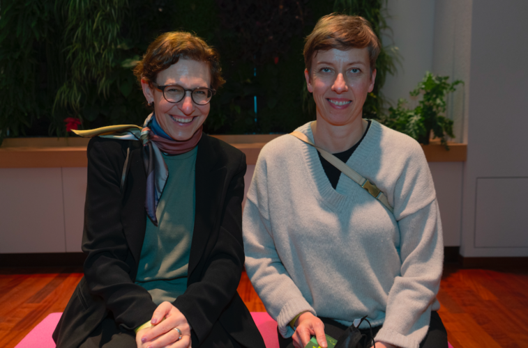 Von links: Kathrin Krammer, Rektorin der PH Luzern, und Ruth Scherrer waren sehr gespannt auf die Premiere.