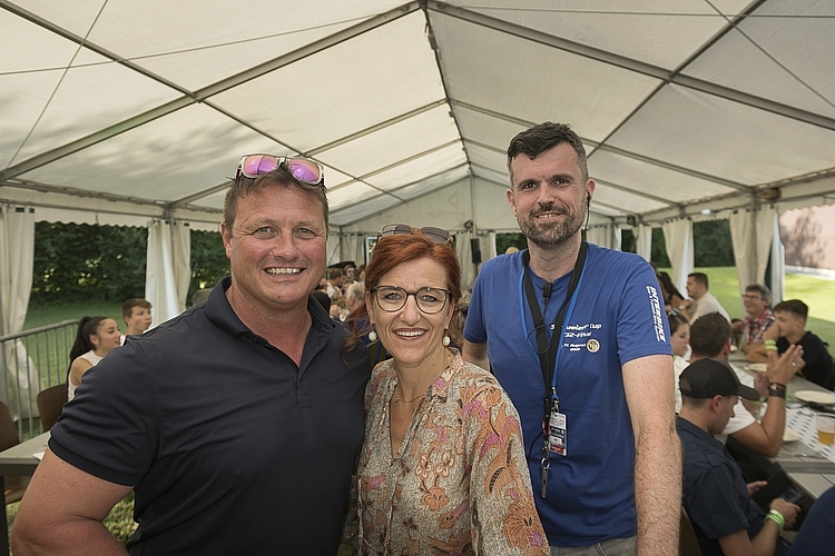 Tesfay Zimmermann (l.) ist mit seiner Nonna Ursula Hug und Ennio Serino ans Spiel gekommen.
