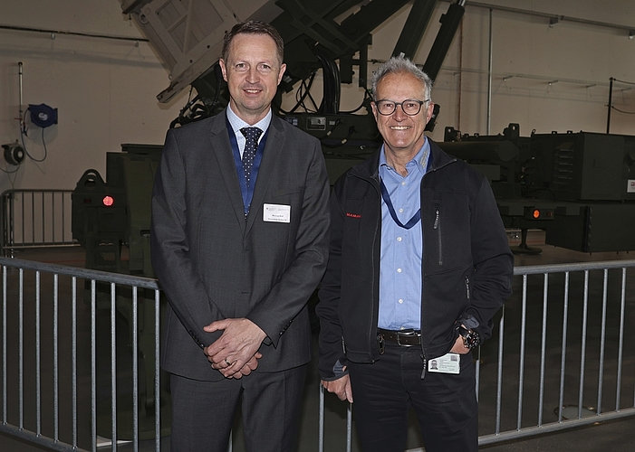 Markus Graf (links), Patriot-Verantwortlicher bei Armasuisse, mit Paul Jäger, Stabschef und Stv. Flugplatzkommandant: «Ein Bodluv-Ausstellungsobjekt musste an die polnische Grenze.»