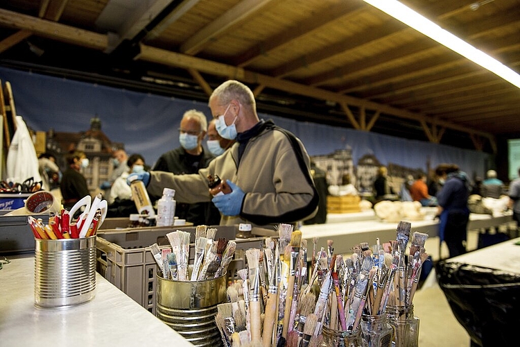 40 Erwachsene und 50 Kinder haben an den Maskenkursen des LFK in diesem Jahr teilgenommen. Um die Vorgaben von Bund und Kanton einzuhalten, hatte jeder Bastler und jede Bastlerin einen eigenen Arbeitstisch.
