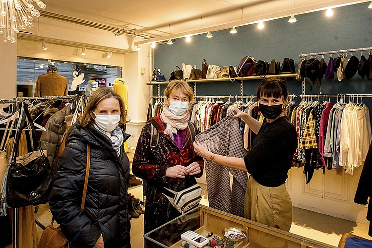 Evelin Pfeifer (l.) und Petra Sauter (M.) finden «The Secondhand» eine gute Idee. Simone Blank zeigt den beiden Damen eine Hose, die dann auch gekauft wird.