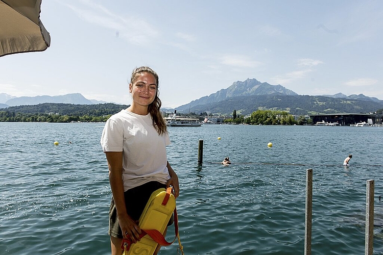 Sehr einladend finden Nikolay (links), Ruzica und Aleksej Elsasser aus St. Urban. Sie finden die Anlage sehr einladend. Nur das Wasser ist sehr kalt, meint der Jüngste.
