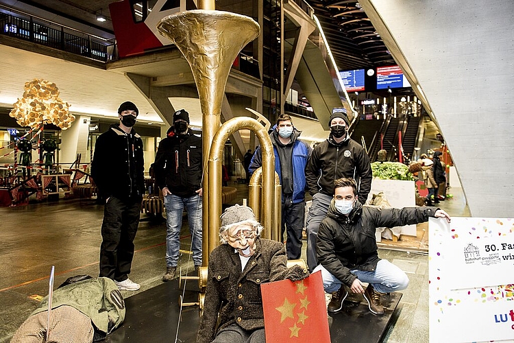 Der Vorstand Bahnhof-Guuggete Lozärn (v. l.): Werner Rast, Christian Landis, Werner Luternauer, Jan Lichtsteiner und Ruedi Lanz. Hebebühne: Markus Haag (l.) und Marcel Manetsch.