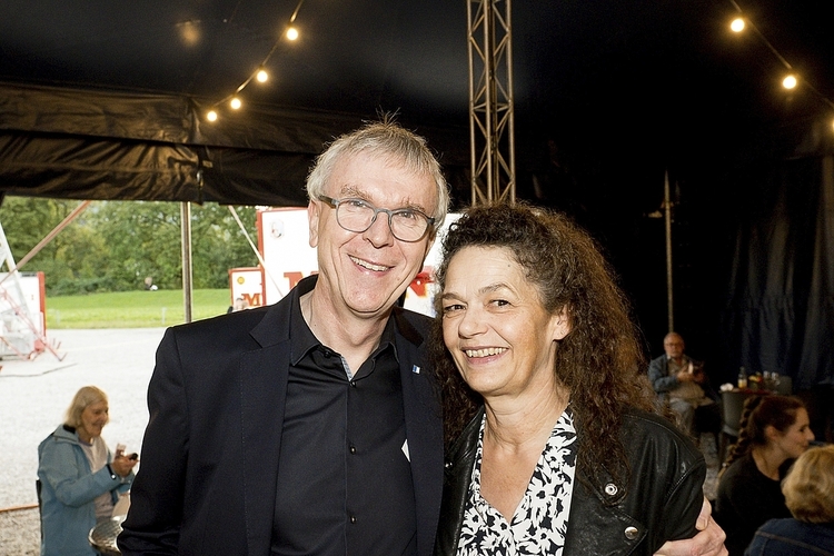 Rieska Dommann und Antoinette Schwegler Dommann. Rieska meinte l Rieska Dommann und Antoinette Schwegler Dommann. Rieska meinte lachend, dass er gerne im Zirkus Monti sei und nicht nur im politischen Zirkus im Grossen Stadtrat von Luzern.