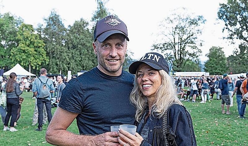 Der Buchautor sowie «Emmen lacht»- und «Stans lacht»-Co-Organisator Pirmin Lötscher genoss mit seiner Lebenspartnerin Nadine Hofstetter Musik und Geselligkeit.