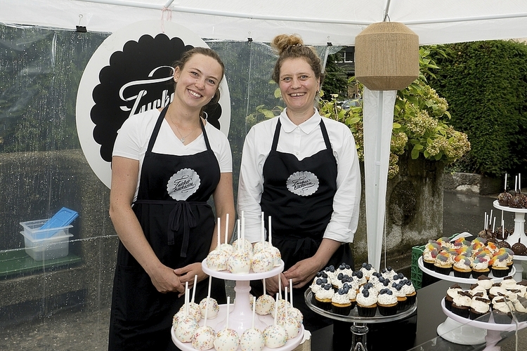 Franziska Simon und Katharina Steiner, Zuckerbäckerin, meinten Franziska Simon und Katharina Steiner, Zuckerbäckerin, meinten lachend, die Farben der Süssgebäcke überzeugten die Käufer:innen.