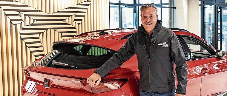 Stimmungsvolle, sympathische Atmosphäre: Mario Hoffmann im neuen CUPRA-Showroom in Kriens Bild: ahy