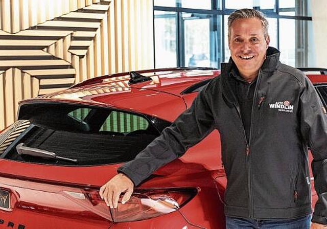 Stimmungsvolle, sympathische Atmosphäre: Mario Hoffmann im neuen CUPRA-Showroom in Kriens Bild: ahy