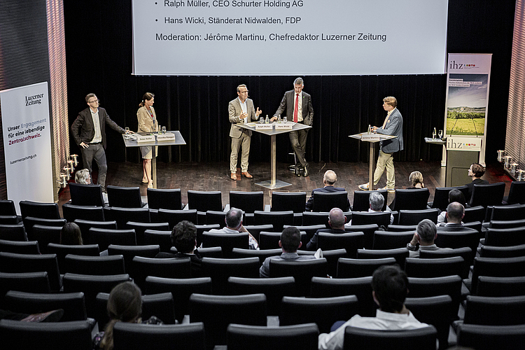 Einige Leute fanden sich am letzten Dienstagabend im KKL ein, um das Wortgefecht der Politprominenz vor Ort mitzuverfolgen –selbstverständlich mit Sicherheitsabstand. Das Podium konnte aber auch via Livestream verfolgt werden.