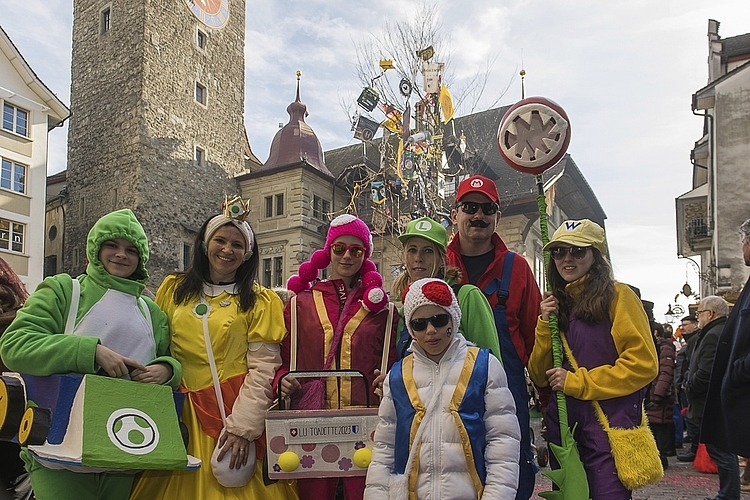 Von links: Anouk und Daniela Scheurer, Lynn, Corinne, Maël, Stefan und Jana Bühlmann – «Mario Kart», ein Sujet für alle Altersstufen.