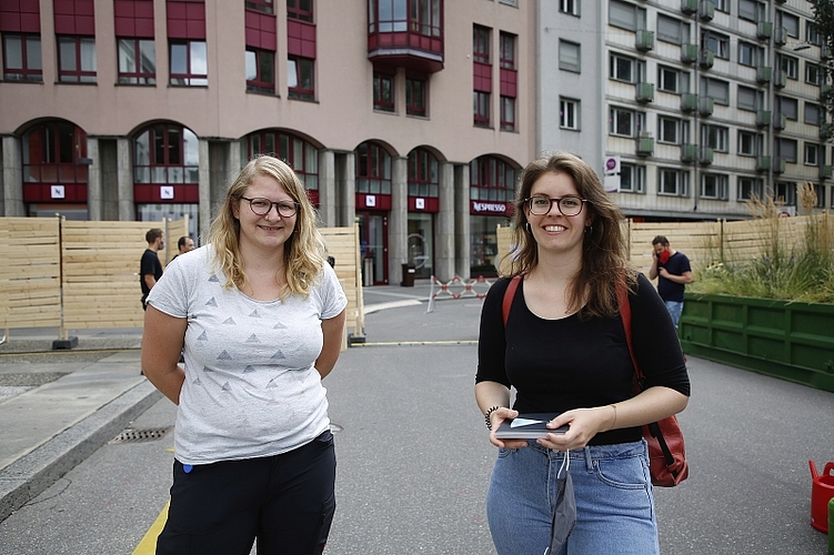 Eliane Kurmann, arbeitet im Luzerner Theater, mit Annick Bosson (v. l.) von der Voliere Luzern.