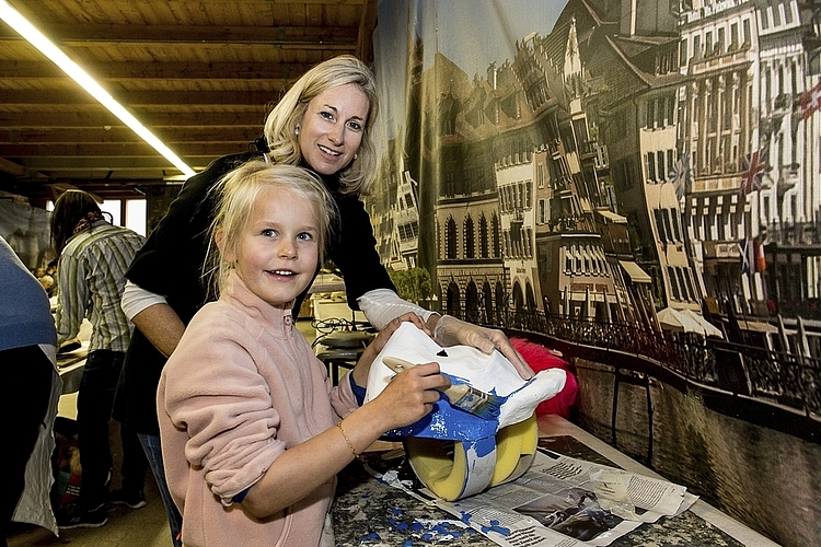 «Einen blauen Bären» wollte Luana als ersten Grend basteln. Monika Rosenthal begleitete ihre Tochter zu den Bastelkursen.