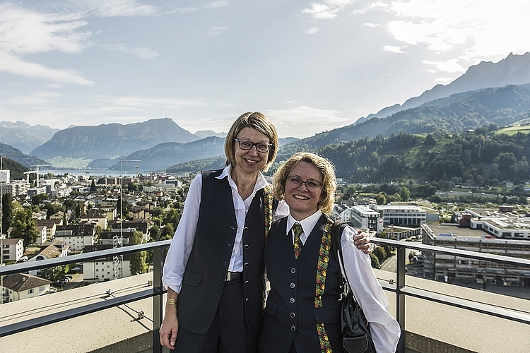 Nach dem Auftritt mit der Feldmusik Kriens genossen Doris Heer (links) und Yvonne Stirnimann den Ausblick auf der Dachterrasse.